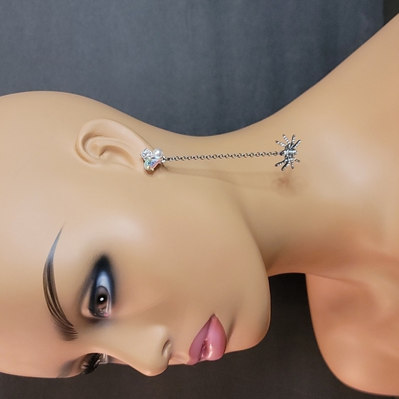 Betsey Johnson Silver Tone Spider & Spider Web Mismatch Drop Earrings - Picture 1 of 4